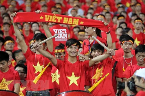 Các cổ động viên luôn cổ vũ hết mình cho đội tuyển bóng đá Việt Nam. (Ảnh: Quốc Khánh/TTXVN)