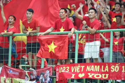 Người hâm mộ vui mừng sau chiến thắng lịch sử của Olympic Việt Nam để lọt vào Bán kết ASIAD 18. (Ảnh: Hoàng Linh/TTXVN)