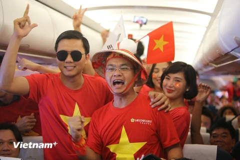 Cổ động viên đều bày tỏ niềm vui, tự hào khi Olympic Việt Nam đã tiến bộ vượt bậc về trình độ và tâm thế sau khi lập kỳ tích lần đầu vào bán kết ASIAD. (Ảnh: Việt Hùng/Vietnam+)