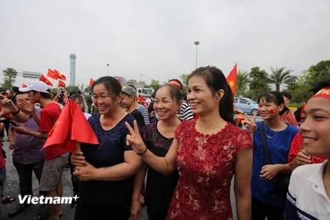Người thân cầu thủ Duy Mạnh đã lên tới sân bay Nội Bài để chờ đón cháu. (Ảnh: PV/Vietnam+)