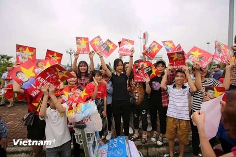 Rất đông cổ động viên đã có mặt tại sân bay Nội Bài để đón đội tuyển Olympic Việt Nam về nước. (Ảnh: PV/Vietnam+)