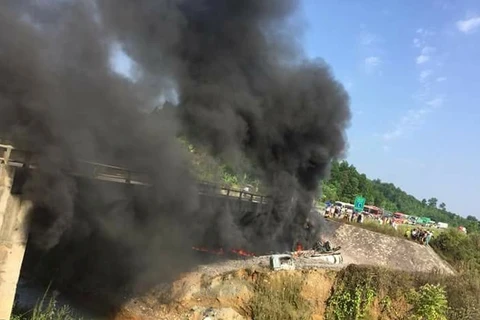 Xe tải bốc cháy nằm vắt vẻo ngay dưới mố cầu. (Ảnh: Otofun.net)