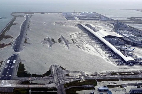 Sân bay quốc tế Kansai gần như tê liệt vì bão. (Nguồn: qz.com)