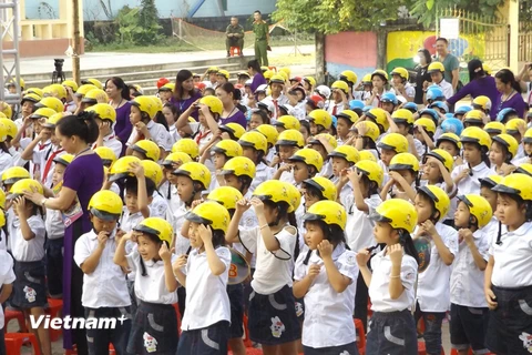 Dự án “Mũ bảo hiểm cho trẻ em” tại Việt Nam của Tập đoàn Johnson&Johnson giúp trẻ sớm hình thành thói quen tuân thủ pháp luật về an toàn giao thông. (Ảnh: Việt Hùng/Vietnam+) 