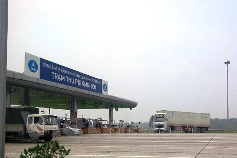Một chiếc xe chở quá tải đã phải quay đầu trên tuyến đường cao tốc Nội Bài-Lào Cai do VEC không tiếp nhận. (Ảnh: Việt Hùng/Vietnam+)