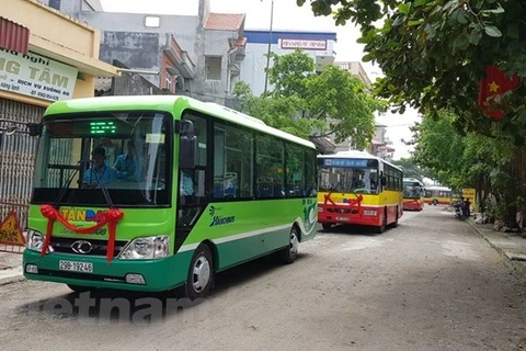 Tổng công ty vận tải Hà Nội chuẩn bị phương án thí điểm loại hình minibus đi vào các con ngõ nhỏ cả thành phố. (Ảnh: Doãn Đức/Vietnam+)