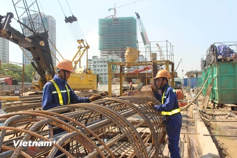 Nhà thầu đã hoàn thành công tác dựng rào chắn thi công các trụ cầu cạn Mai Dịch-Nam Thăng Long. (Ảnh: Vietnam+)
