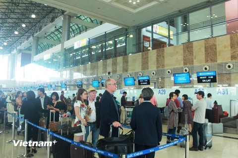 Sân bay Nội Bài có nguy cơ ùn tắc rất lớn về cả vận chuyển hàng hóa và hành khách vì vượt công suất thiết kế trong những năm tới. (Ảnh: Việt Hùng/Vietnam+)