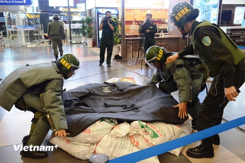 Cảng hàng không Quốc tế Nội Bài đã diễn tập khẩn nguy đối phó với hành vi can thiệp bất hợp pháp, với tình huống đặt bom, mìn tại nhà ga hành khách. (Ảnh: Việt Hùng/Vietnam+)