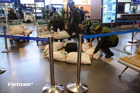Lực lượng an ninh hàng không sân bay Nội Bài diễn tập khẩn nguy đối phó với tình huống đặt bom, mìn tại nhà ga hành khách. (Ảnh: Việt Hùng/Vietnam+)