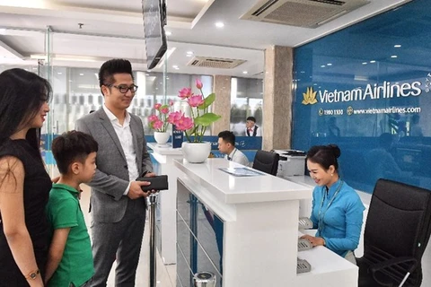 Hành khách đầu tiên trải nghiệm dịch vụ mới in-town check-in tại Hà Nội. (Ảnh: VNA cung cấp) 