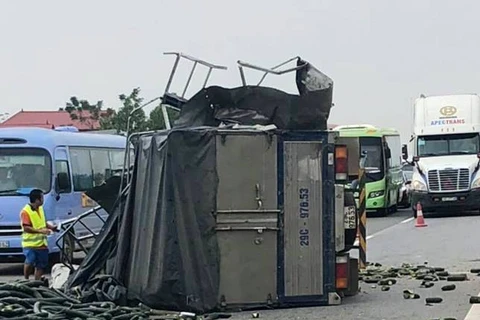 Hiện trường vụ tai nạn giao thông xe tải lật chắn ngang đường cao tốc Nội Bài-Lào Cai. (Nguồn ảnh: OF.FB)