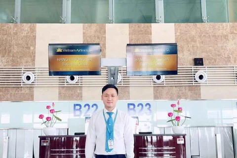 Anh Trần Trung Thành, nhân viên phục vụ mặt đất Công ty Dịch vụ mặt đất sân bay Việt Nam-Chi nhánh Nội Bài đã phát hiện và cứu hành khách bị đột quỵ. (Ảnh: VNA cung cấp)