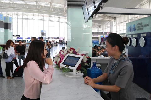 Hành khách tự đánh giá chất lượng dịch vụ sân bay Nội Bài thông qua hệ thống phản hồi điện tử. (Ảnh: Cảng hàng không Nội Bài cung cấp)