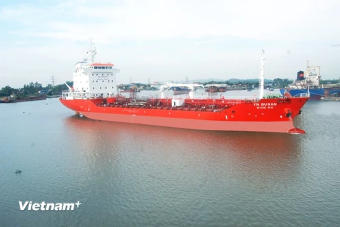 Công ty Đóng tàu Phà Rừng vừa bàn giao thêm tàu chở dầu thứ 2 có trọng tải 6.500 tấn xuất khẩu sang Hàn Quốc. (Ảnh: Hồng Trâm/Vietnam+)