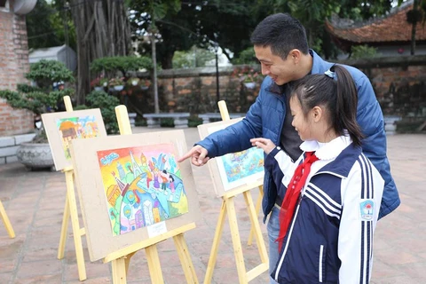 Các em học sinh thỏa sức sáng tạo và thể hiện những cử chỉ hành động đẹp trong cuộc sống thông qua cuộc thi vẽ tranh “Sải cánh vươn cao” 2018. (Ảnh: Vietnam Airlines cung cấp)