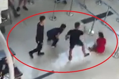 Các đối tượng hành hung nhân viên sân bay Thọ Xuân (Ảnh cắt từ clip)