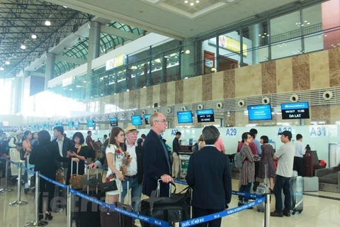 Hành khách tại Cảng hàng không quốc tế Nội Bài. (Ảnh: Việt Hùng/Vietnam+)