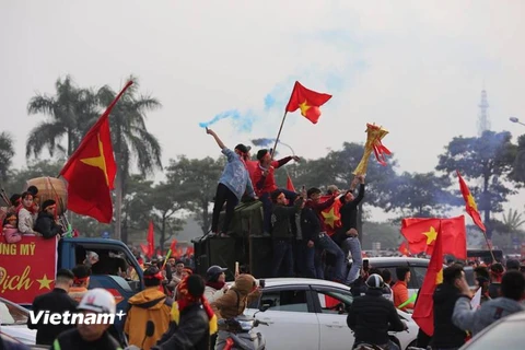 Rất đông cổ động viên đã đổ về sân vận động Mỹ Đình để chuẩn bị cho trận chung kết giữa đội tuyển Việt Nam và Malaysia. (Ảnh: Minh Sơn/Vietnam+)