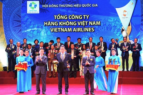 Vietnam Airlines nhận biểu trưng và hoa kỷ niệm tại Lễ công bố các doanh nghiệp có sản phẩm đạt Thương hiệu Quốc gia năm 2018. (Nguồn: Vietnam Airlines)