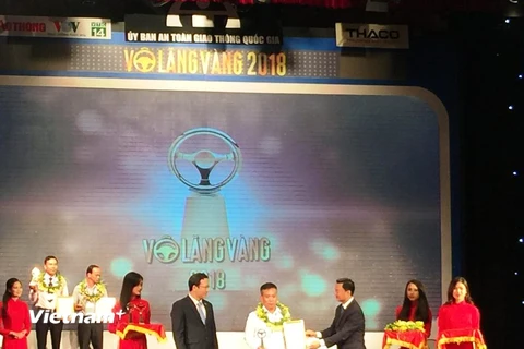Các tài xế được vinh danh giải thưởng Vô Lăng Vàng năm 2018. (Ảnh: Việt Hùng/Vietnam+)