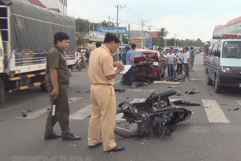 Cảnh sát giao thông đang điều tra tại hiện trường một vụ tai nạn. (Ảnh: Nguyễn Văn Việt/TTXVN)