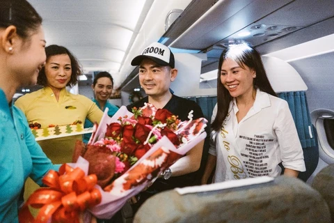 Tiếp viên của chuyến bay VN7827 tặng hoa cho cặp đôi. (Ảnh: Minh Ngọc)