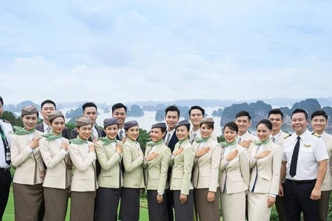 Các phi công và tiếp viên của Bamboo Airways tại một dự án nghỉ dưỡng của FLC ở Hạ Long. (Nguồn: Vneconomy)