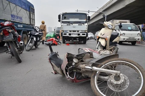 Nhiều xe máy ngã la liệt sau cú đâm của xe bồn (Ảnh: Cộng tác viên Hà Thành)