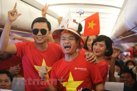 Cổ động viên sẽ tiếp tục bay sang Du Bai để đồng hành tiếp lửa tuyển Việt Nam đá Nhật Bản tại Tứ kết Asian Cup 2019. (Ảnh: Việt Hùng/Vietnam+)