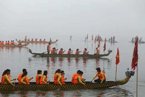 Các vận động viên và đội đua tham dự cuộc đua Bơi thuyền chải thuyền rồng Hà Nội năm 2018. (Ảnh: Vietnam Airlines cung cấp)