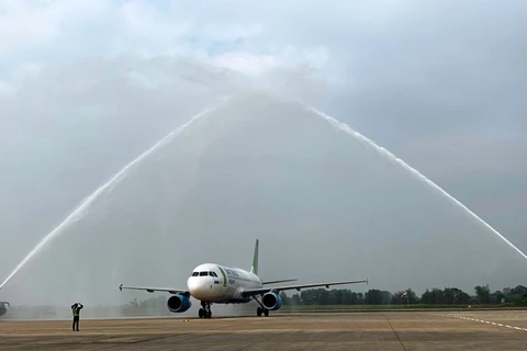 Đường bay mới của hãng không Bamboo Airways được chào đón bằng nghi lễ phun nước. (Ảnh: Thu Huyền)