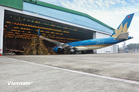 Máy bay Vietnam Airlines được sửa chữa, bảo dưỡng. (Ảnh: Minh Tuấn/Vietnam+)