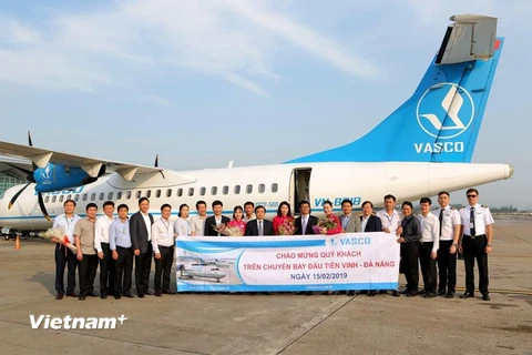 Những hành khách đầu tiên trên đường bay mới Vinh-Đà Nẵng của hãng hàng không VASCO. (Ảnh: Thế Dự/Vietnam+)