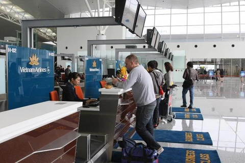 Hành khách làm thủ tục chuyến bay của hãng hàng không Vietnam Airlines. (Ảnh: VNA)