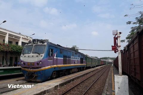 Ngành đường sắt sẽ tăng cường hàng trăm đoàn tàu Bắc-Nam và tàu địa phương trong dịp nghỉ lễ 30/4 và 1/5 tới. (Ảnh: Việt Hùng/Vietnam+)