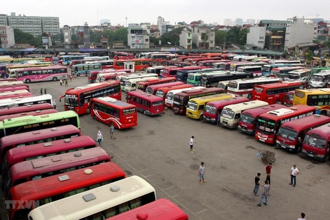 Hàng trăm nhà xe hoạt động tại Bến xe Giáp Bát, Nước Ngầm đăng ký nhưng không hoạt động theo đúng quy định. (Ảnh: TTXVN)