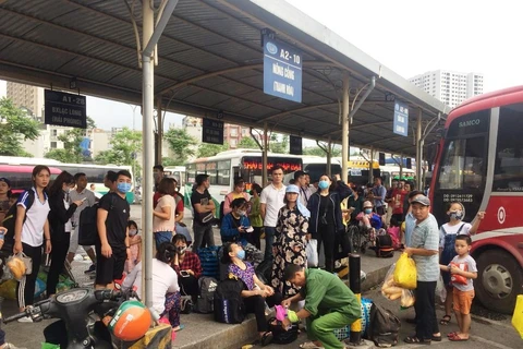 Rất đông người dân đã đổ xô về bến xe để nghỉ ngày lễ 30/4 và 1/5. (Ảnh: Việt Hùng/Vietnam+)