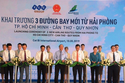 Thủ tướng Chính phủ Nguyễn Xuân Phúc cắt băng khai trương 3 đường bay từ Hải Phòng đi Quy Nhơn, Thành phố Hồ Chí Minh, Cần Thơ . (Ảnh: Việt Hùng/Vietnam+)