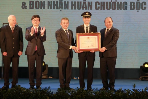 Thủ tướng Nguyễn Xuân Phúc trao Huân chương Lao động hạng Nhì của Chủ tịch nước cho Đoàn bay 919. (Ảnh: Việt Hùng/Vietnam+)
