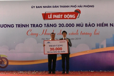Honda Việt Nam trao tặng 20.000 mũ bảo hiểm năm 2019 cho Ủy ban An toàn giao thông Quốc gia. (Ảnh: Việt Hùng/Vietnam+)