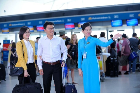 Vietnam Airlines đưa ra dịch vụ hỗ trợ làm thủ tục chuyến bay dành cho hành khách. (Ảnh: Trang Trịnh)