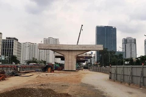 Phần thân trụ của dự án xây dựng cầu cạn đoạn Mai Dịch-Nam Thăng Long đang dần dần lộ rõ hình hài. (Ảnh: Việt Hùng/Vietnam+)