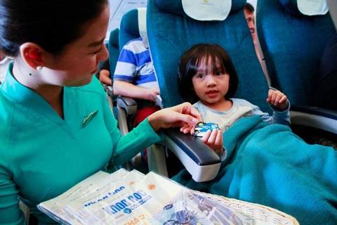 Những món quà được trao gửi thay cho lời chúc và cảm ơn của Vietnam Airlines dành cho các hành khách “nhí” đã đồng hành cùng Hãng trong thời gian qua. (Ảnh: Trang Trịnh)
