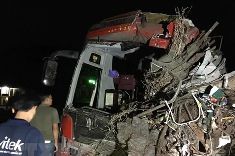 Sau vụ tai nạn, phần đầu của xe khách đã bị biến dạng, hư hỏng nặng. (Ảnh: Thanh Hải/TTXVN)