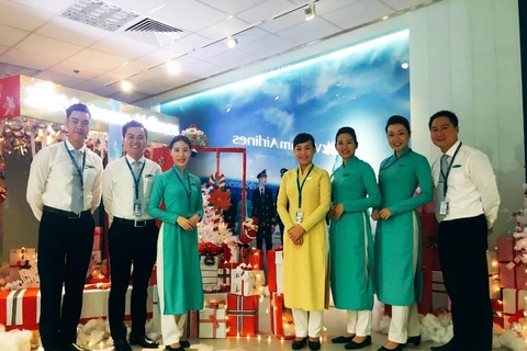 Tiếp viên hàng không Trần Trà My của Vietnam Airlines, người đứng thứ 3 từ trái sang. (Ảnh: Nhân vật cung cấp)