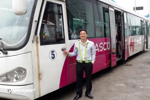 Anh Nguyễn Văn Quỳnh, nhân viên lái xe Công ty cổ phần dịch vụ Hàng không sân bay Nội Bài . (Ảnh: CTV/Vietnam+)