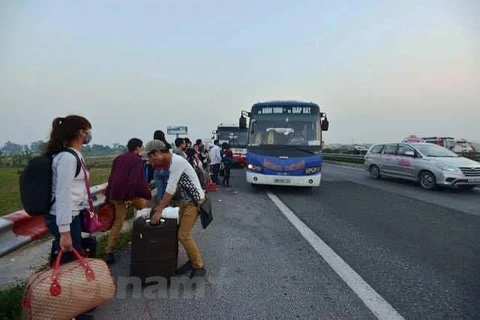 Nhiều xe vẫn dừng, đỗ đón khách trên đường cao tốc. (Ảnh: Minh Sơn/Vietnam+)