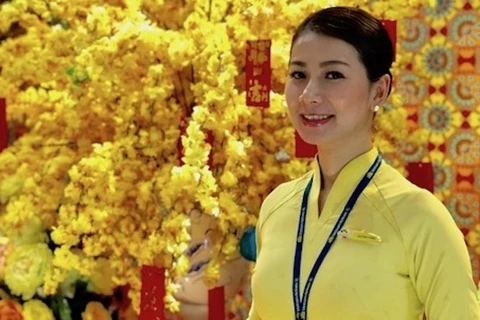 Tiếp viên trưởng Quỳnh Trân đã đồng hành cùng những chuyến bay của Vietnam Airlines 15 năm qua vừa trao trả lại hành khách bỏ quên 13.000 USD. (Ảnh: Nhân vật cung cấp)