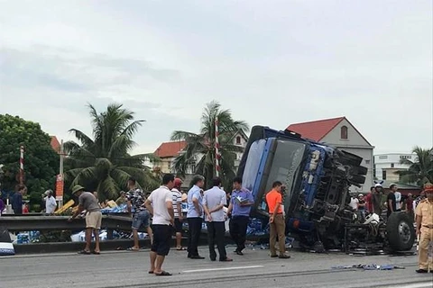 Hiện trường vụ tai nạn giao thông đặc biệt nghiêm trọng vào rạng sáng ngày 23/7 tại tỉnh Hải Dương làm 7 người chết. (Ảnh: Sơn Bách/Vietnam+)